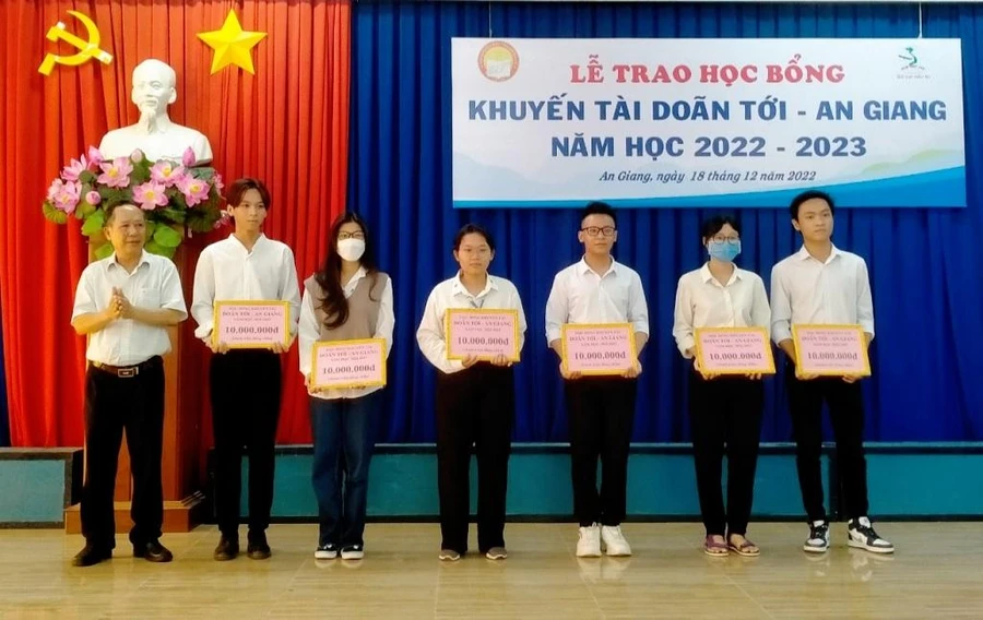 Trao học bổng Khuyến tài Doãn Tới - An Giang cho học sinh.