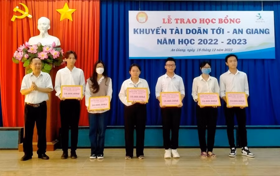 Trao học bổng Khuyến tài Doãn Tới - An Giang cho học sinh.