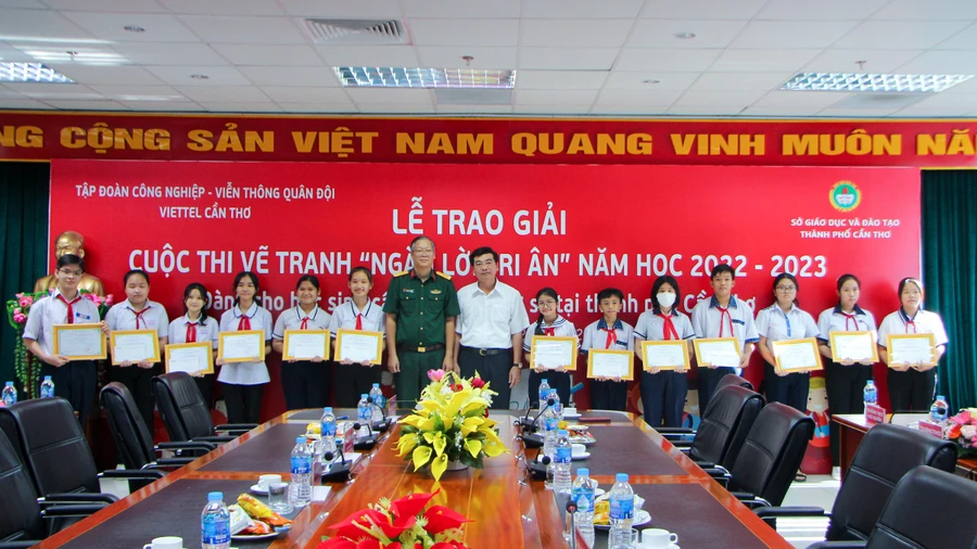 Lãnh đạo Sở GD&ĐT và Viettel Cần Thơ chụp ảnh lưu niệm cùng học trò đạt giải.