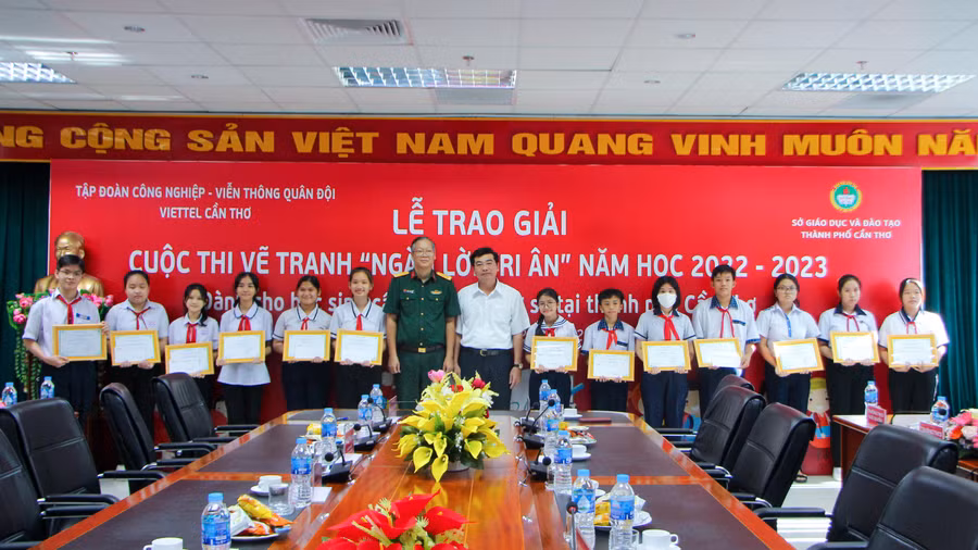 Lãnh đạo Sở GD&ĐT và Viettel Cần Thơ chụp ảnh lưu niệm cùng học trò đạt giải.