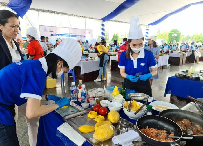 Đội thi đạt giải Nhất Cuộc thi Thăng hoa cùng món ngon cá tra Hồng Ngự.