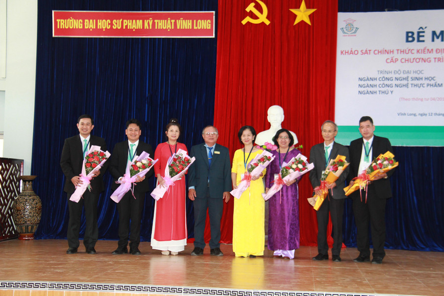 Lãnh đạo nhà trường tặng hoa các đại biểu. Lãnh đạo nhà trường tặng hoa các đại biểu.