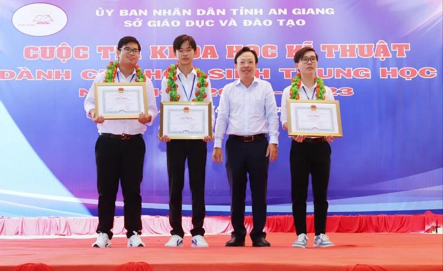 Ông Trần Tuấn Khanh, Phó GĐ Sở GD&ĐT An Giang trao thưởng cho học sinh đạt giải tại cuộc thi.