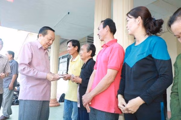 Ông Nguyễn Thành Thế, Phó Bí thư thường trực Tỉnh ủy thăm hỏi, tặng quà cho các hộ dân bị ảnh hưởng bởi sạt lở.