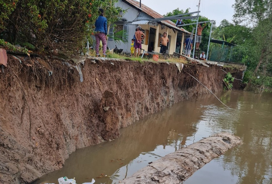 Sạt lở gây khó khăn cho việc sinh hoạt, đi lại của người dân trong khu vực.