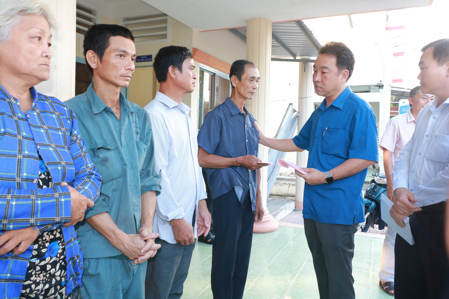 Ông Lữ Quang Ngời, Phó Bí thư tỉnh ủy, Chủ tịch Ủy ban nhân dân tỉnh thăm hỏi, tặng quà cho các hộ dân bị ảnh hưởng bởi sạt lở.