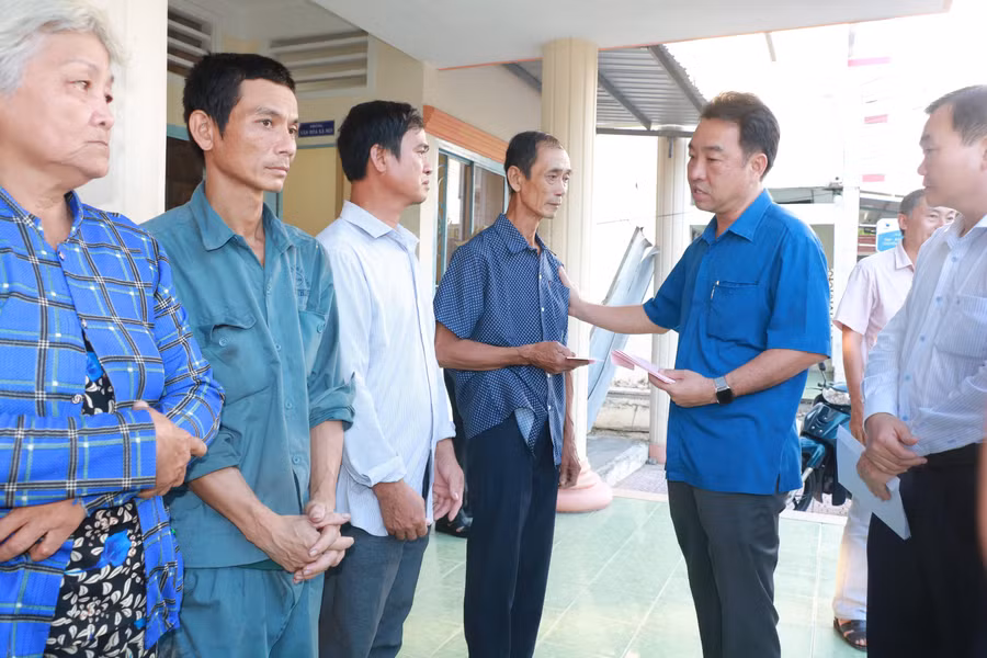 Ông Lữ Quang Ngời, Phó Bí thư tỉnh ủy, Chủ tịch Ủy ban nhân dân tỉnh thăm hỏi, tặng quà cho các hộ dân bị ảnh hưởng bởi sạt lở.