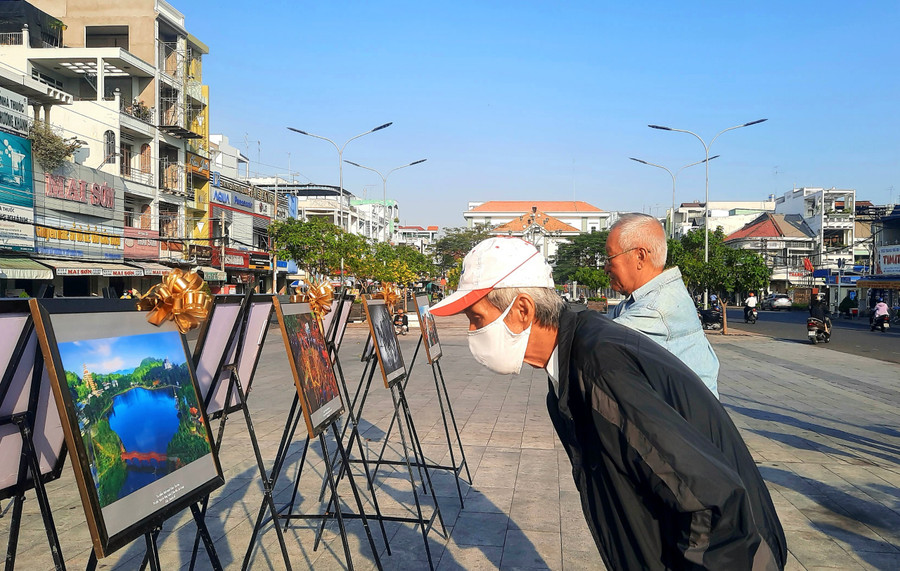 Người dân tham quan triển lãm.