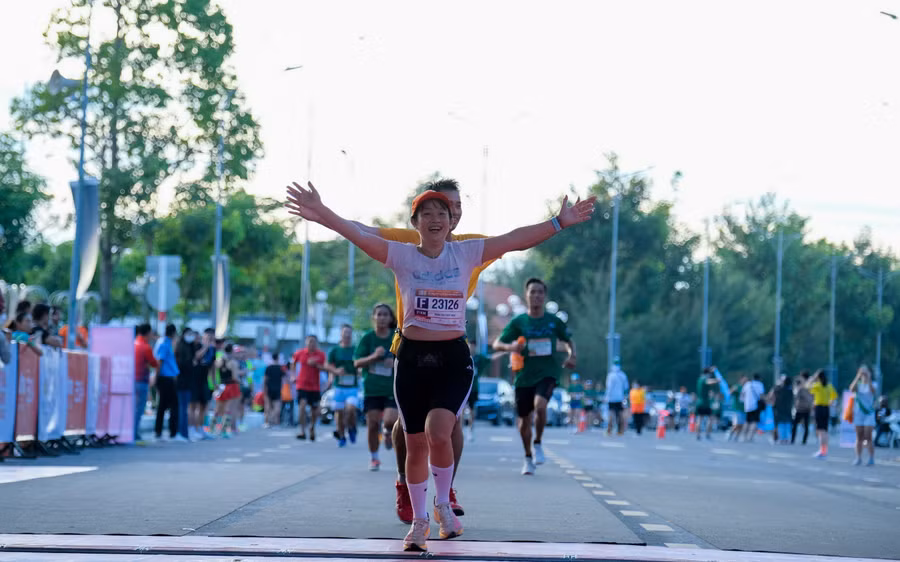 Các VĐV về đích.