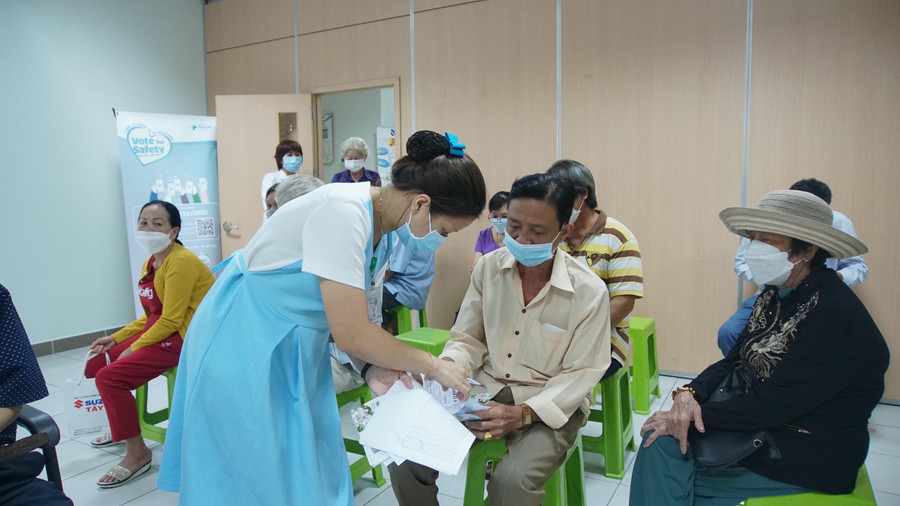 Nghị quyết ban hành nhằm tạo đội ngũ nhân viên y tế tỉnh đủ về số lượng, đáp ứng yêu cầu chăm sóc, bảo vệ và nâng cao sức khỏe nhân dân. Nghị quyết ban hành nhằm tạo đội ngũ nhân viên y tế tỉnh đủ về số lượng, đáp ứng yêu cầu chăm sóc, bảo vệ và nâng cao sức khỏe nhân dân.