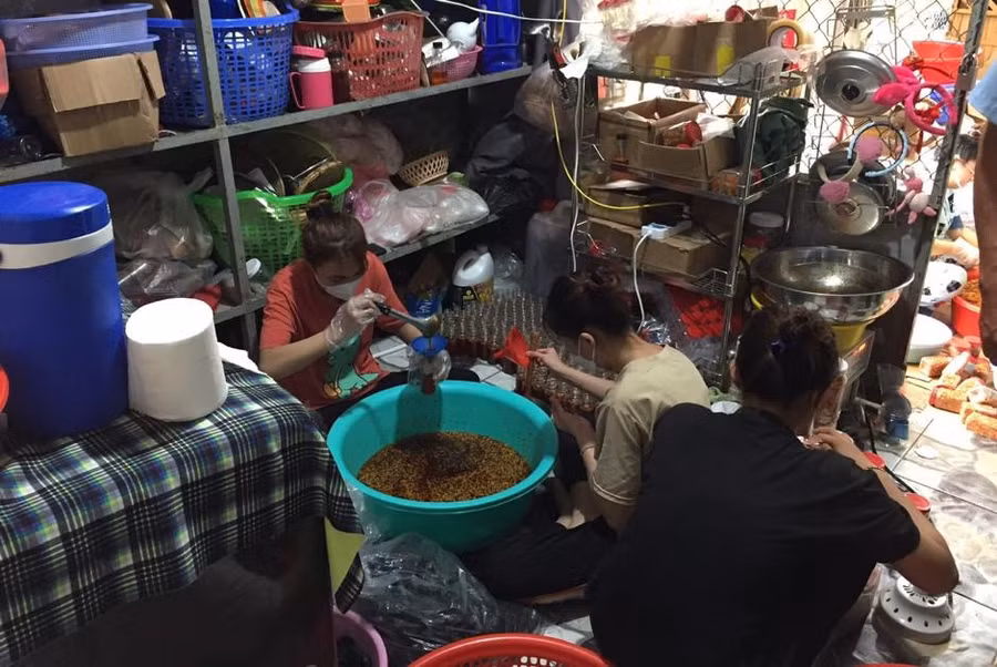 Cơ sở sản xuất kinh doanh không có giấy chứng nhận cơ sở đủ điều kiện an toàn thực phẩm theo quy định.