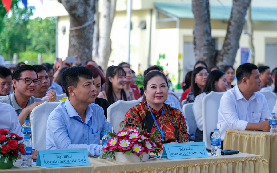 Lãnh đạo Vụ Giáo dục Tiểu học, đại diện Sở GD&ĐT tham gia chương trình giao lưu nhân viên thư viện trường tiểu học. Lãnh đạo Vụ Giáo dục Tiểu học, đại diện Sở GD&ĐT tham gia chương trình giao lưu nhân viên thư viện trường tiểu học.