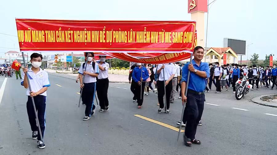Đoàn viên thanh niên tỉnh Vĩnh Long hưởng ứng Tháng hành động quốc gia phòng chống HIV/AIDS.