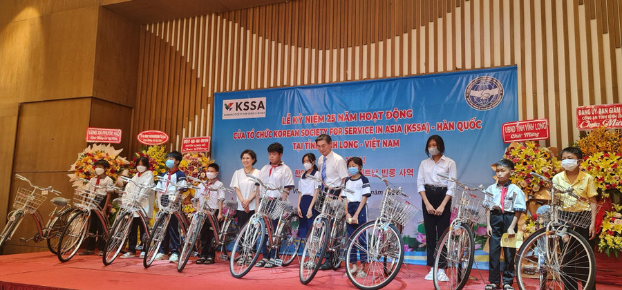 Tổ chức KSSA trao 30 chiếc đạp và 35 suất học bổng cho học sinh nghèo vượt khó học giỏi. Tổ chức KSSA trao 30 chiếc đạp và 35 suất học bổng cho học sinh nghèo vượt khó học giỏi.