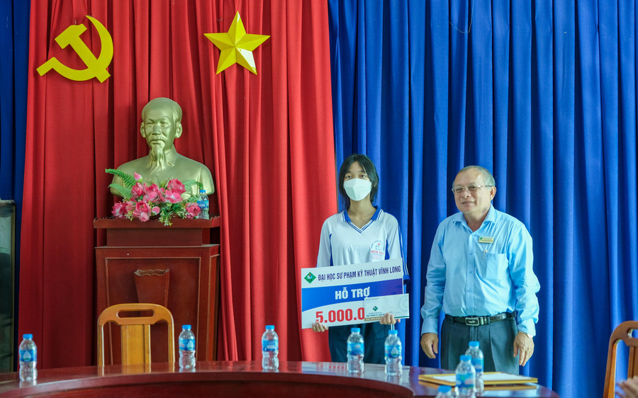 PGS. TS Cao Hùng Phi, Hiệu trưởng Trường ĐH Sư phạm Kỹ thuật Vĩnh Long trao học bổng cho học sinh. PGS. TS Cao Hùng Phi, Hiệu trưởng Trường ĐH Sư phạm Kỹ thuật Vĩnh Long trao học bổng cho học sinh.