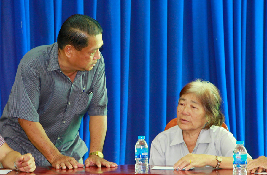 Lãnh đạo địa phương thăm hỏi các hộ dân bị ảnh hưởng sạt lở.