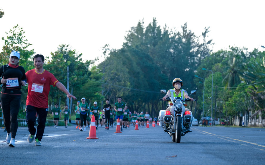 Lực lượng Công an thành phố Cần Thơ tham gia hỗ trợ giải Marathon.