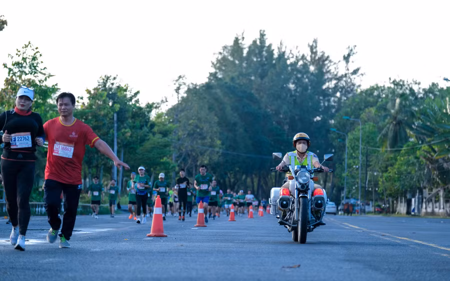 Lực lượng Công an thành phố Cần Thơ tham gia hỗ trợ giải Marathon.