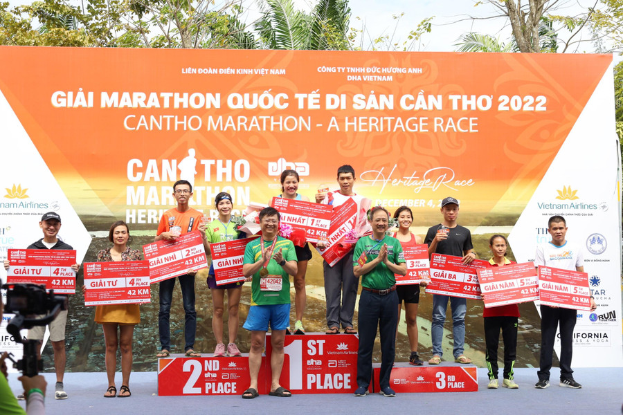 Ban tổ chức trao giải ở hạng mục marathon nam (42,195km).