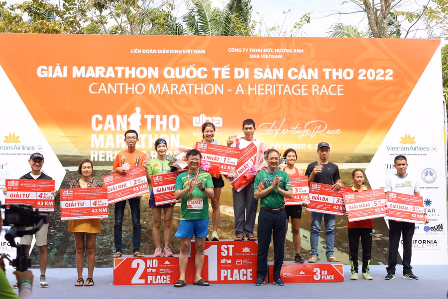 Ban tổ chức trao giải ở hạng mục marathon nam (42,195km).