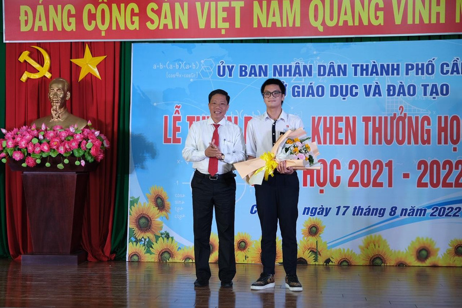 Đỗ Trọng Phước Nguyên, học sinh Trường THPT Chuyên Lý Tự Trọng (TP Cần Thơ) được lãnh đạo thành phố tặng hoa khen thưởng chúc mừng sau khi đạt Huy chương Đồng Olympic Sinh học.