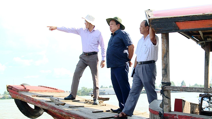 Ông Nguyễn Văn Liệt, Phó chủ tịch UBND tỉnh Vĩnh Long đến khảo sát trực tiếp khu vực sạt lở.