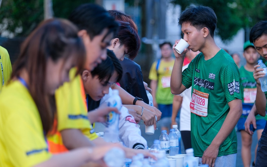 VĐV được tiếp nước tại các trạm.