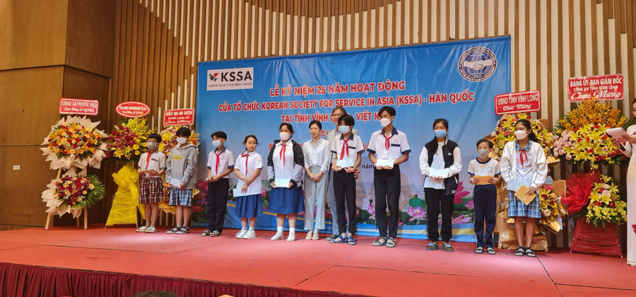 Trao học bổng cho học sinh. Trao học bổng cho học sinh.