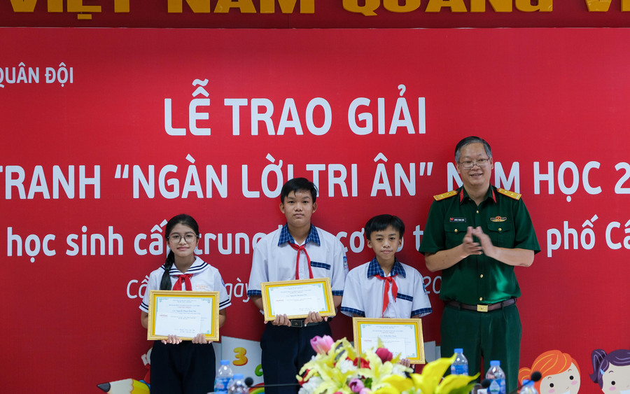 Trung tá Huỳnh Trung Kiên, Giám đốc Viettel Cần Thơ trao giải thưởng cuộc thi. Trung tá Huỳnh Trung Kiên, Giám đốc Viettel Cần Thơ trao giải thưởng cuộc thi.