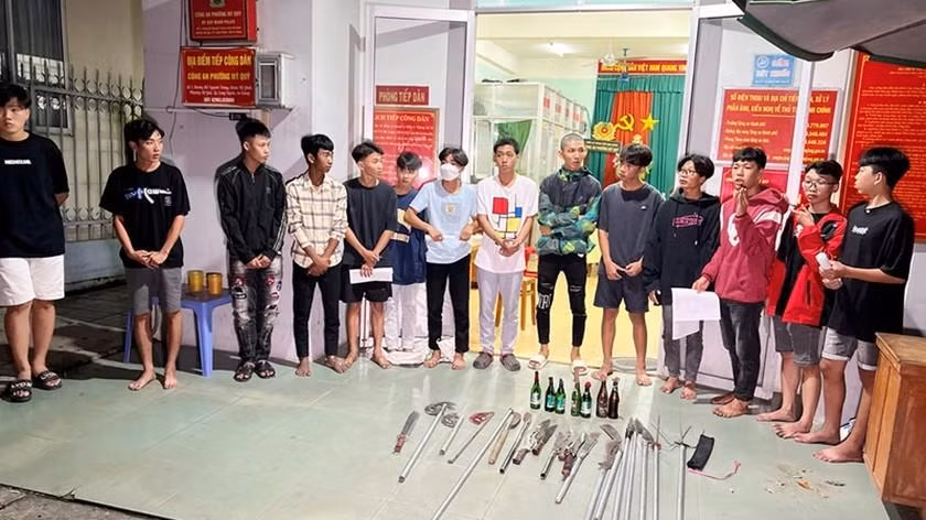 Các đối tượng liên quan cùng hung khí thu giữ.