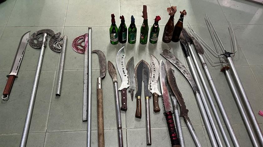 Nhiều hung khí và bom xăng tự chế bị lực lượng Công an thu giữ.