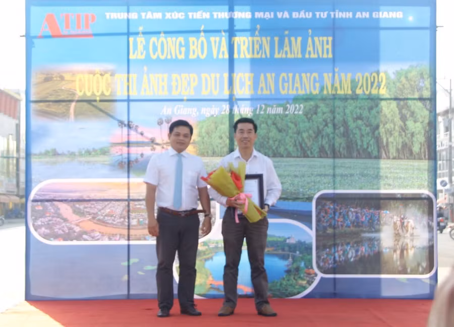 Ông Nguyễn Hữu Ngọc - Phó GĐ Trung tâm Xúc tiến Thương mại và Đầu tư tỉnh An Giang trao giải Nhất cho tác giả ảnh đoạt giải.