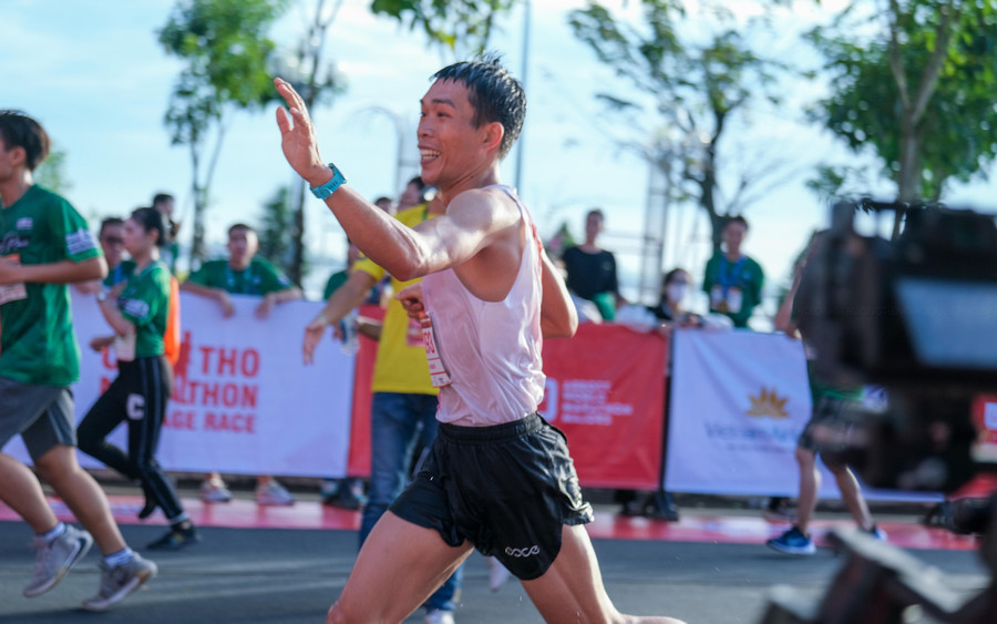 Vận động viên về đích đầu tiên ở cự ly 42km, với thành tích 2 giờ 50 phút 59 giây.