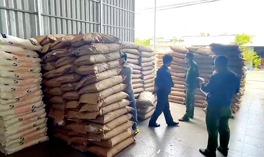 Tổ công tác kiểm đếm số hàng hóa nghi vấn nhập giữ tạm giữ.