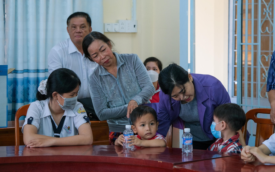 Bà Nguyễn Ngọc Bích, Phó Giám đốc Sở GD&ĐT tỉnh Vĩnh Long thăm hỏi, động viên học sinh. Bà Nguyễn Ngọc Bích, Phó Giám đốc Sở GD&ĐT tỉnh Vĩnh Long thăm hỏi, động viên học sinh.