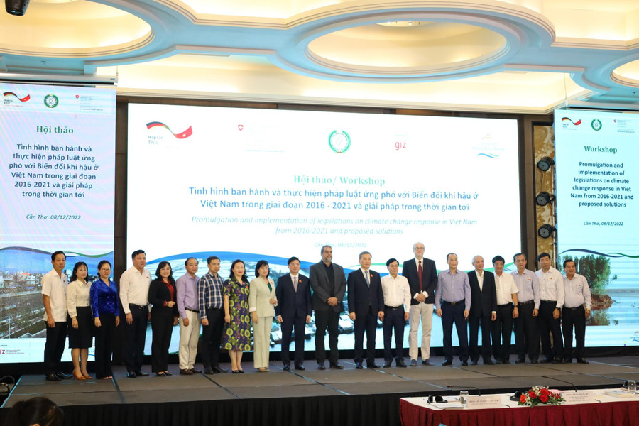 Các đại biểu chụp ảnh lưu niệm.