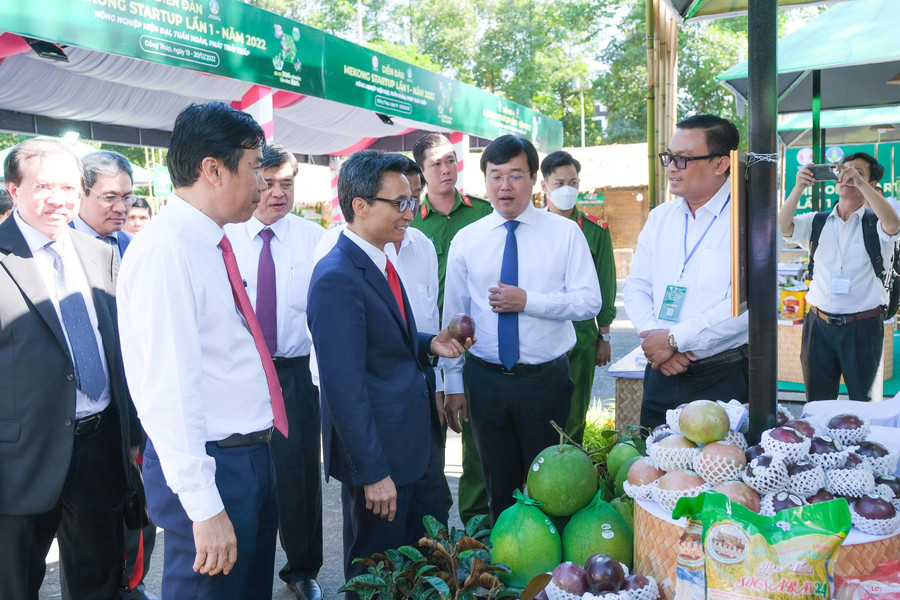 Các đại biểu tham quan các gian hàng tại diễn đàn Mekong startup.