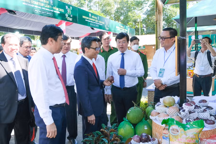 Các đại biểu tham quan các gian hàng tại diễn đàn Mekong startup.