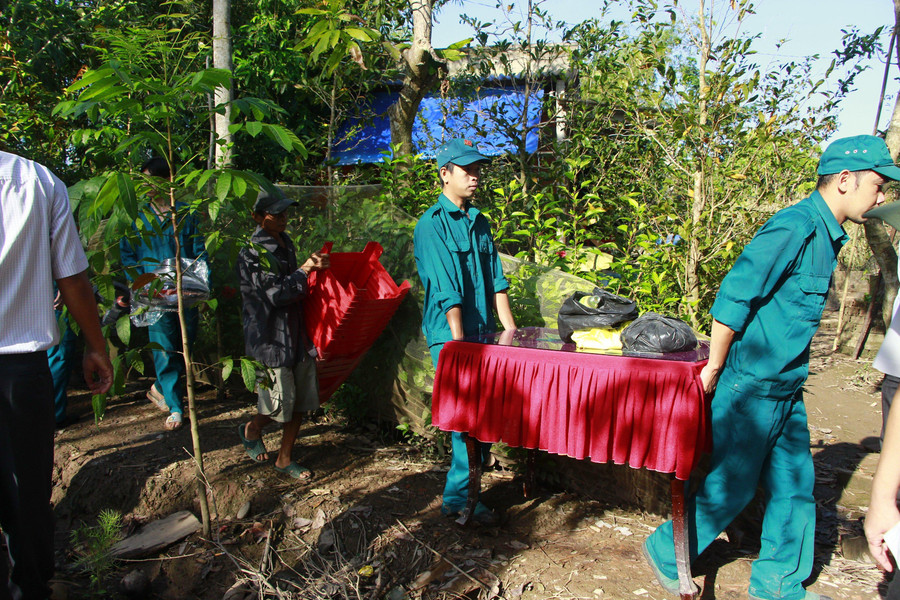 Lực lượng chức năng hỗ trợ di dời các hộ dân ra khỏi khu vực ảnh hưởng.