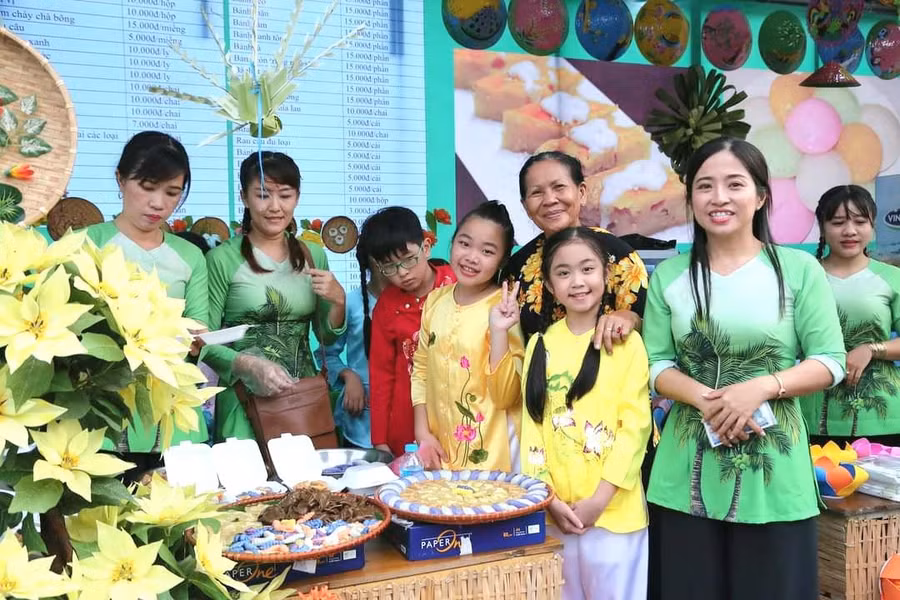 Các nghệ nhân và trường học tham gia Ngày hội Du lịch - Đêm Hoa đăng Ninh Kiều năm 2020.