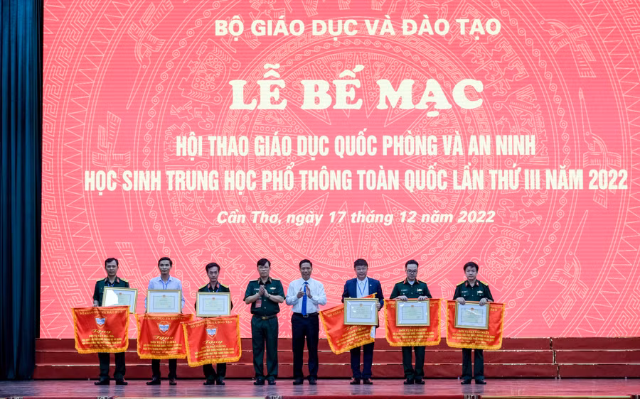 Ban tổ chức trao giải toàn đoàn trong hội thao.