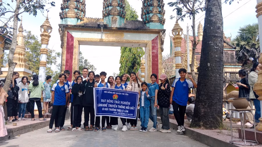 Trường THCS Ô Lâm (An Giang) thường xuyên tổ chức các hoạt động trải nghiệm tham quan các làng nghề truyền thống tại địa phương.