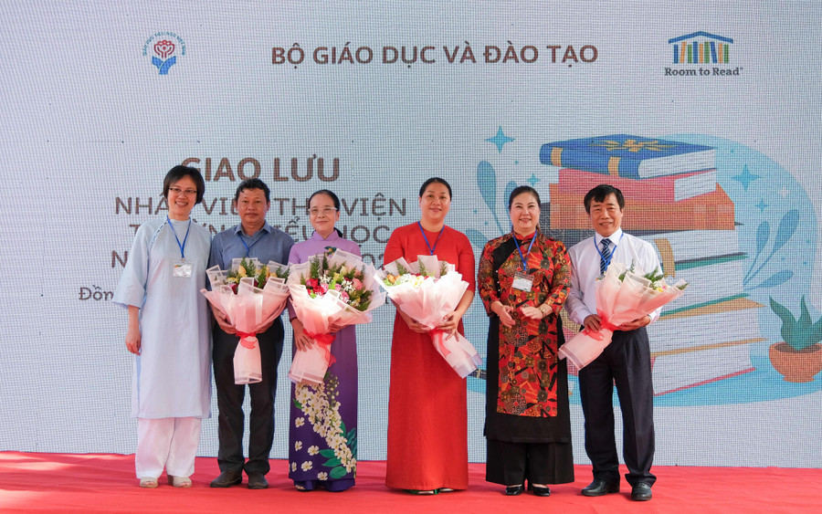 Ban tổ chức tặng hoa cho đại diện địa phương và nhà trường. Ban tổ chức tặng hoa cho đại diện địa phương và nhà trường.