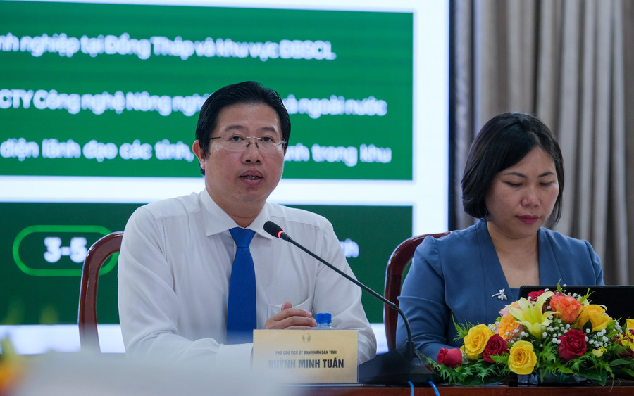 Ông Huỳnh Minh Tuấn, Phó Chủ tịch UBND tỉnh Đồng Tháp trả lời báo chí tại cuộc họp.