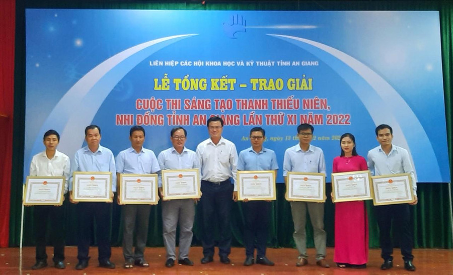 Ban tổ chức trao tặng giấy khen cho 10 tập thể và 22 cá nhân có nhiều thành tích trong cuộc thi. Ban tổ chức trao tặng giấy khen cho 10 tập thể và 22 cá nhân có nhiều thành tích trong cuộc thi.