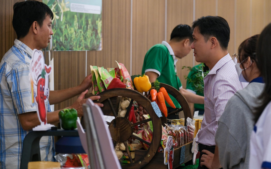 Đại biểu tham quan một quầy trưng bày sản phẩm dự thi. Đại biểu tham quan một quầy trưng bày sản phẩm dự thi.