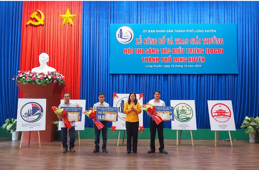Ban tổ chức trao giải khuyến khích Hội thi sáng tác biểu trưng (logo) thành phố Long Xuyên.