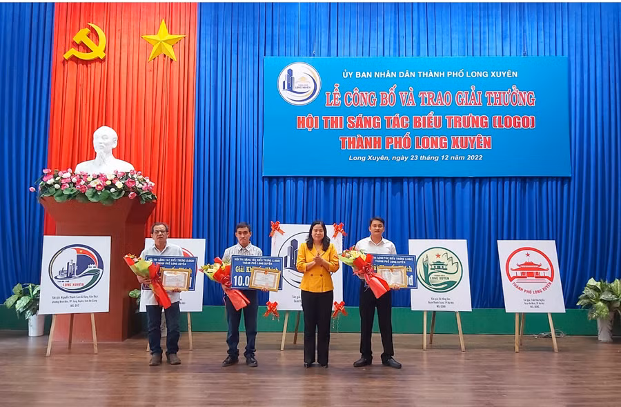 Ban tổ chức trao giải khuyến khích Hội thi sáng tác biểu trưng (logo) thành phố Long Xuyên.