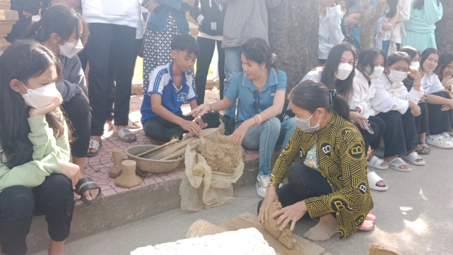 Học sinh dân tộc được tư vấn định hướng nghề nghiệp.