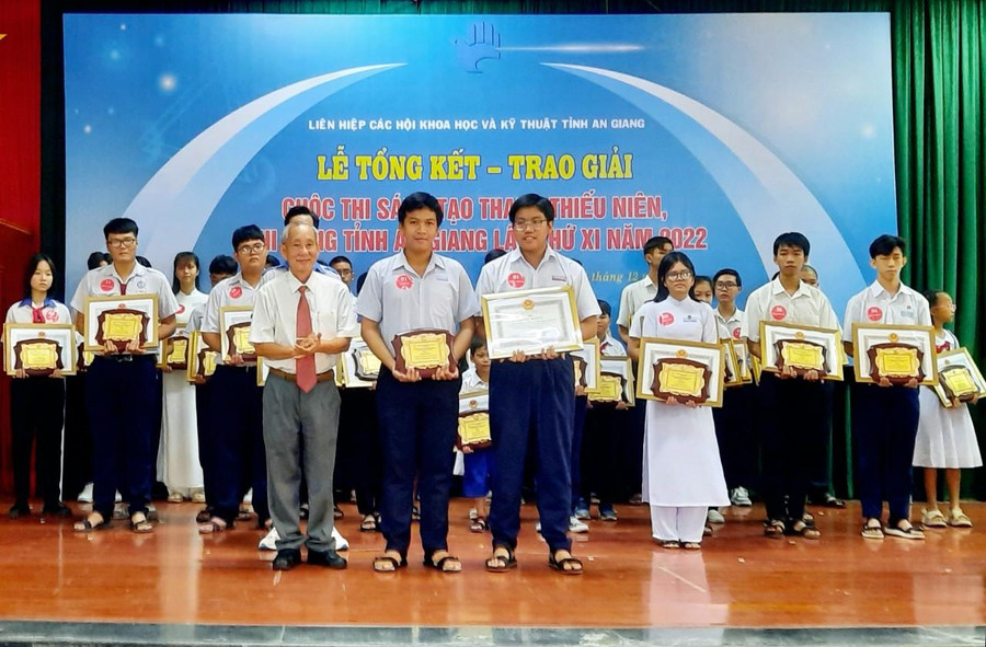 Ông Lê Minh Tùng - Chủ tịch Liên hiệp các Hội KH&KT tỉnh An Giang trao giải Đặc biệt. Ông Lê Minh Tùng - Chủ tịch Liên hiệp các Hội KH&KT tỉnh An Giang trao giải Đặc biệt.